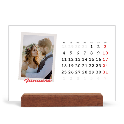 Bureaukalender met houten standaard  — Karmijnrode handtekening [Januari]