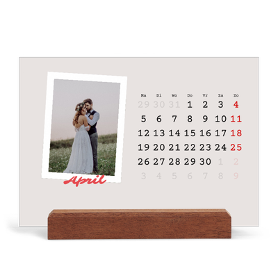 Bureaukalender met houten standaard  — Karmijnrode handtekening [April]