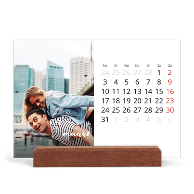 Bureaukalender met houten standaard  — Schuingedrukte letters [Maart]