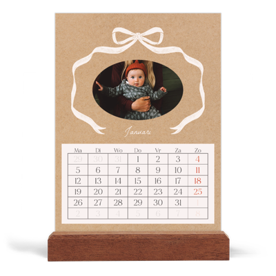Bureaukalender met houten standaard  — Kraft en strik [Januari]