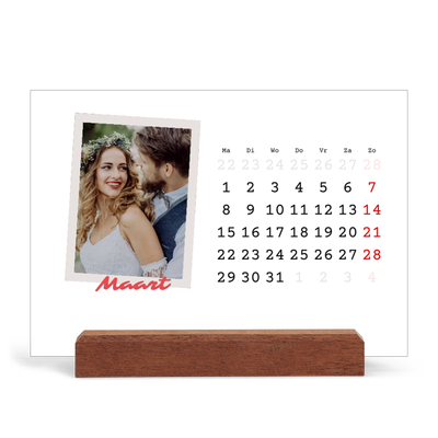 Bureaukalender met houten standaard  — Karmijnrode handtekening [Maart]