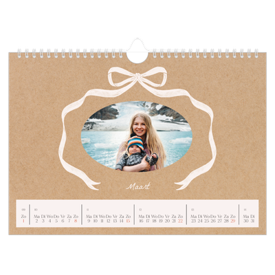 Fotokalender A4 — Kraft en strik [Maart]