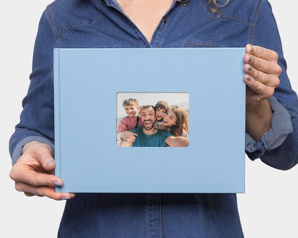 Klassiek fotoboek met venster in de kaft
